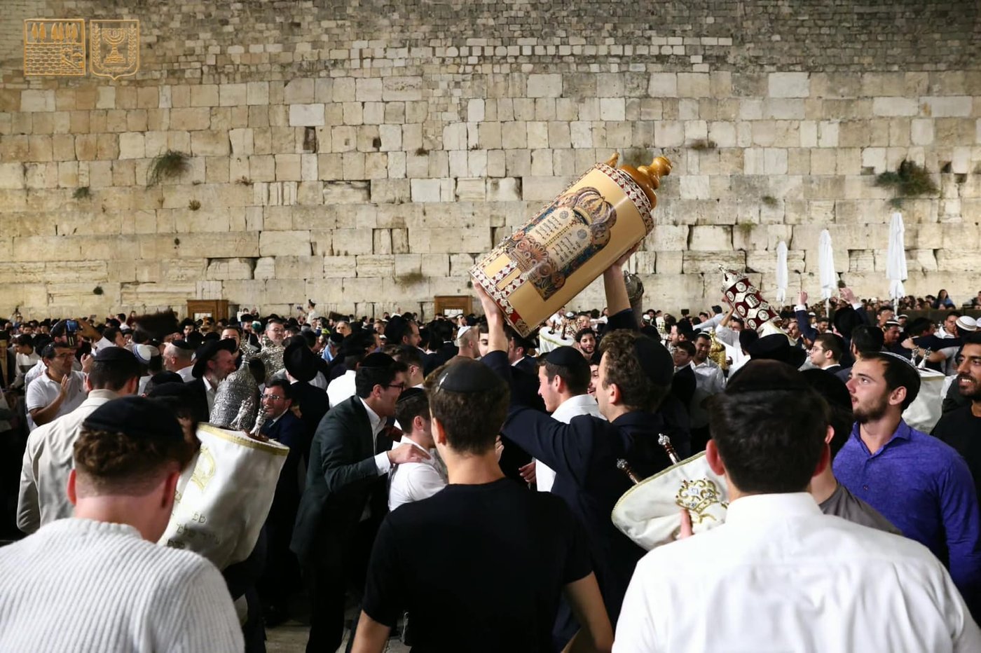 מיליון עולי רגל בכותל • הקפות שניות נרגשות בהודיה על הנס