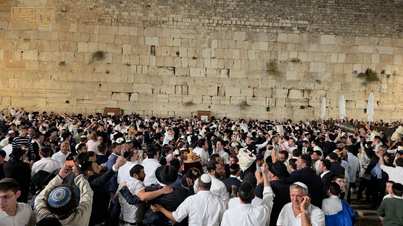 מיליון עולי רגל בכותל • הקפות שניות נרגשות בהודיה על הנס