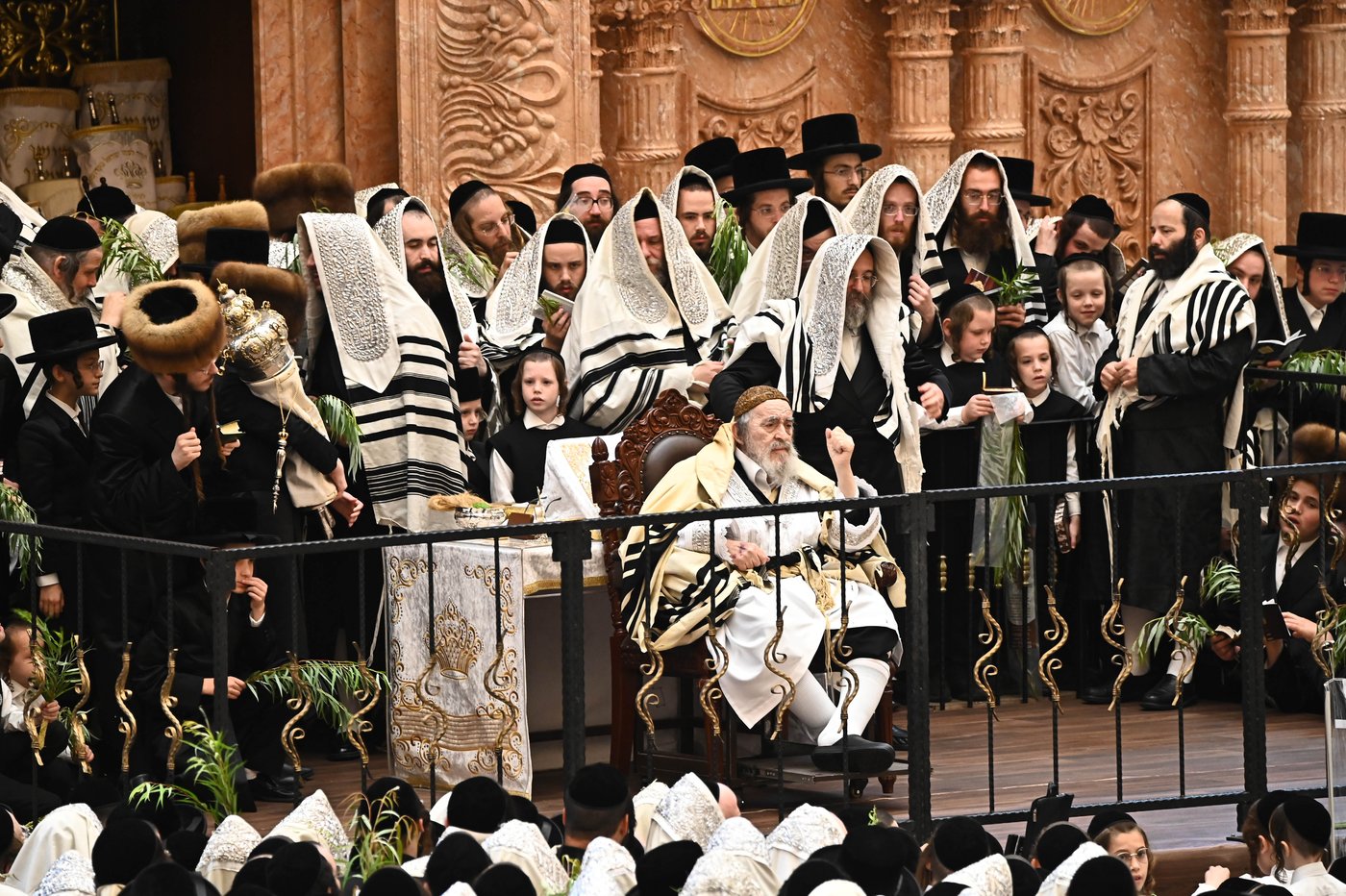 הושענא רבה בחצר הקודש ויז'ניץ | צילום: שוקי לרר