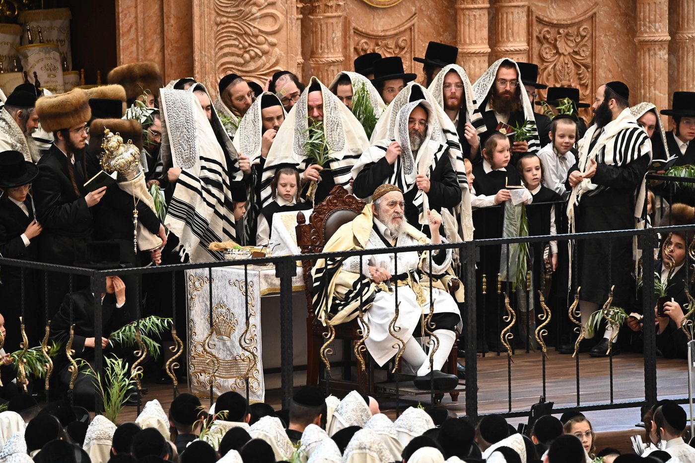 הושענא רבה בחצר הקודש ויז'ניץ | צילום: שוקי לרר