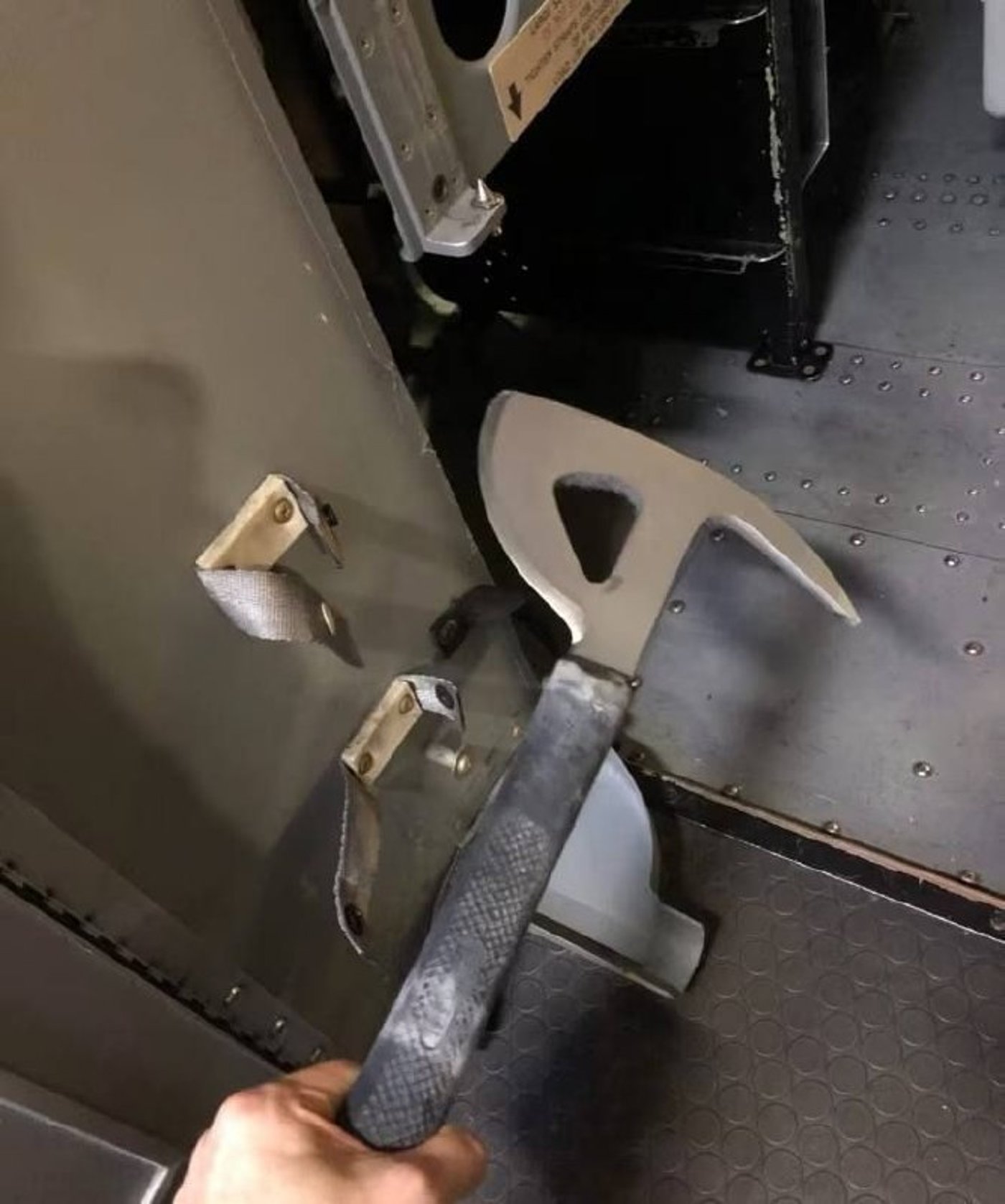 גרזן החירום שהיה בתא הטייס ושימש לתקיפה
