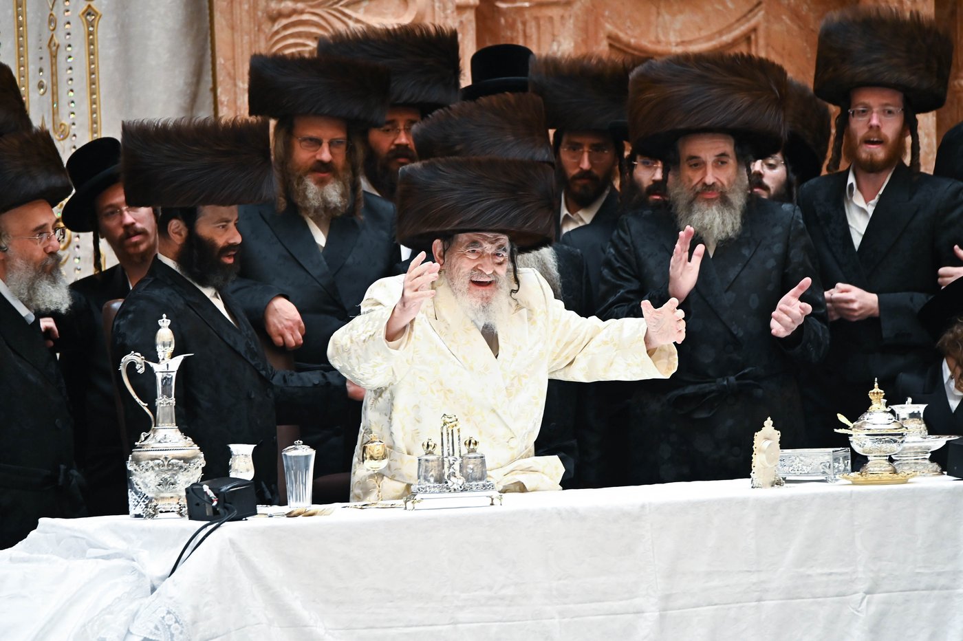 האדמו"ר מויז'ניץ שליט"א בנעילת החג שמחת תורה | צילום: שוקי לרר