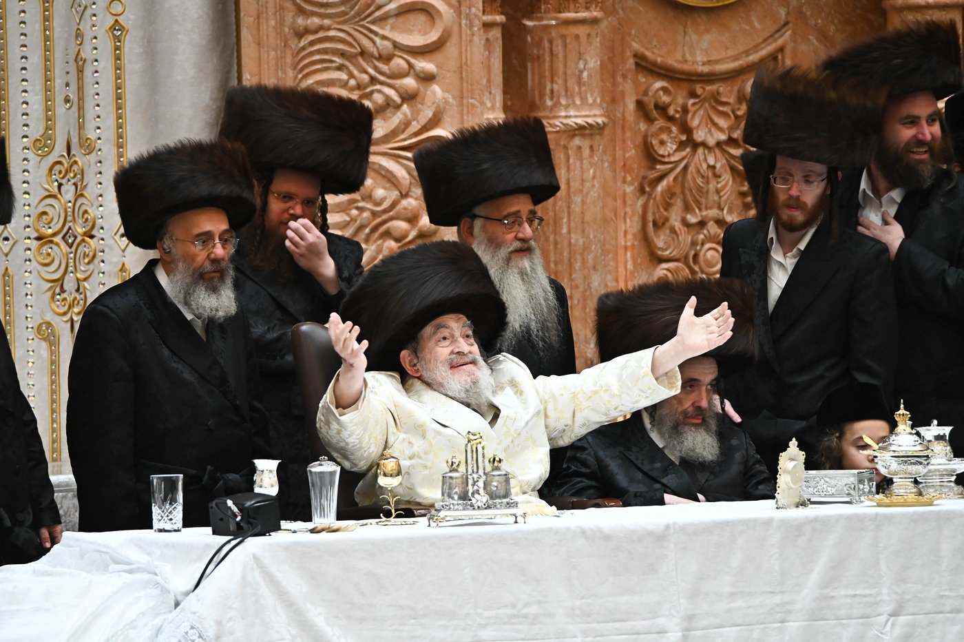 האדמו"ר מויז'ניץ שליט"א בנעילת החג שמחת תורה | צילום: שוקי לרר