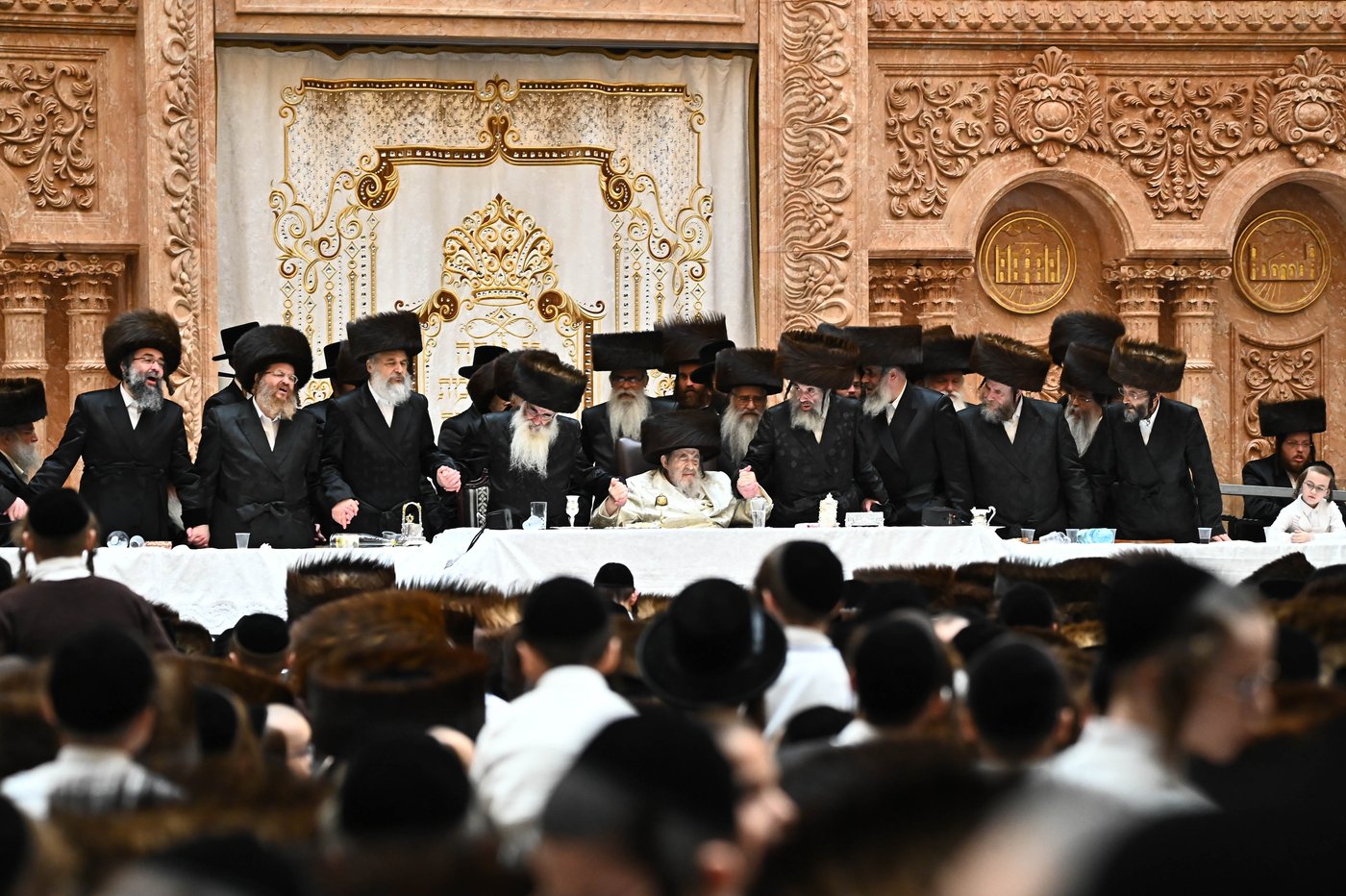 האדמו"ר מויז'ניץ שליט"א בנעילת החג שמחת תורה | צילום: שוקי לרר