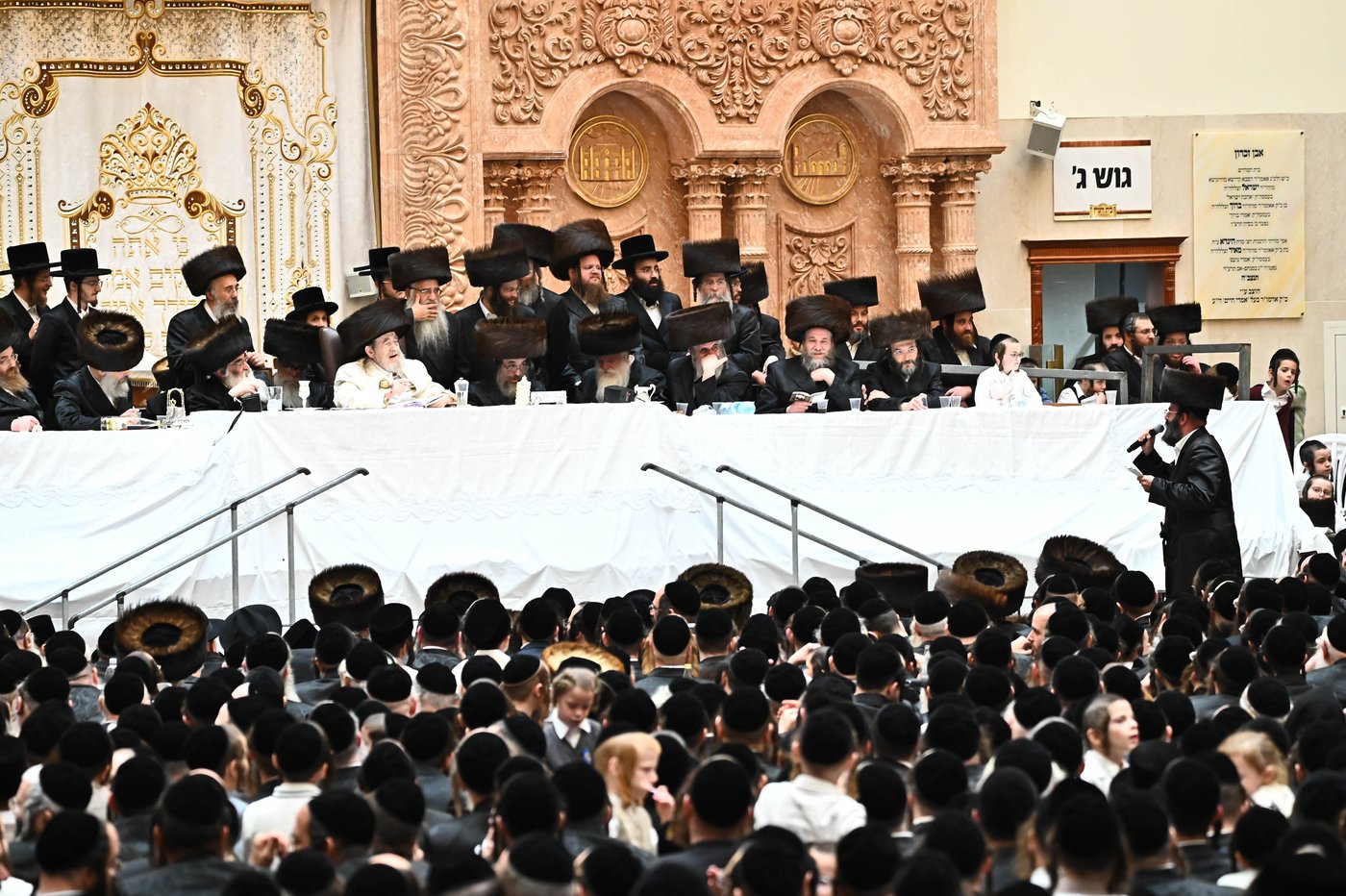האדמו"ר מויז'ניץ שליט"א בנעילת החג שמחת תורה | צילום: שוקי לרר