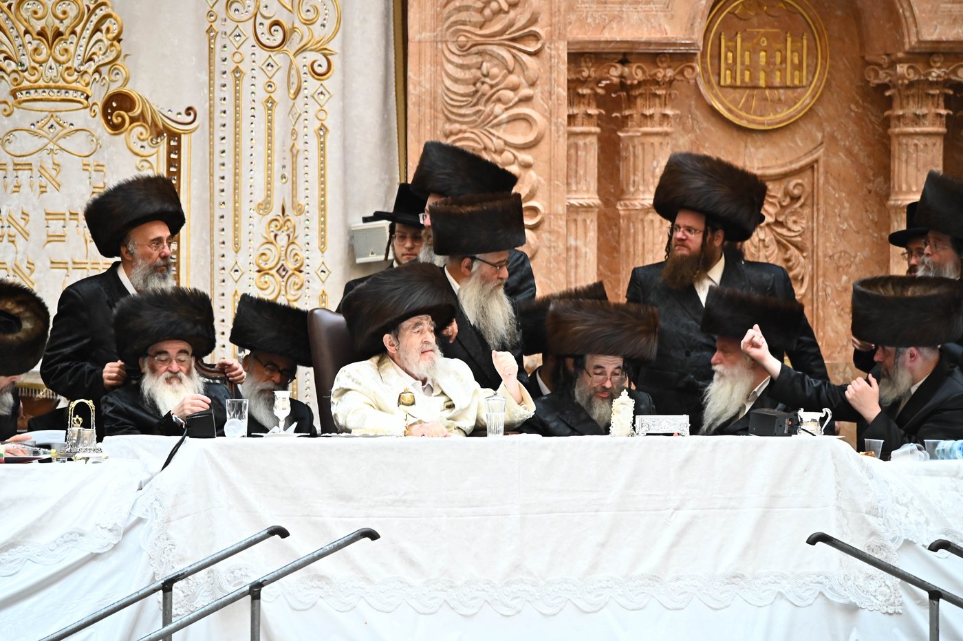 האדמו"ר מויז'ניץ שליט"א בנעילת החג שמחת תורה | צילום: שוקי לרר