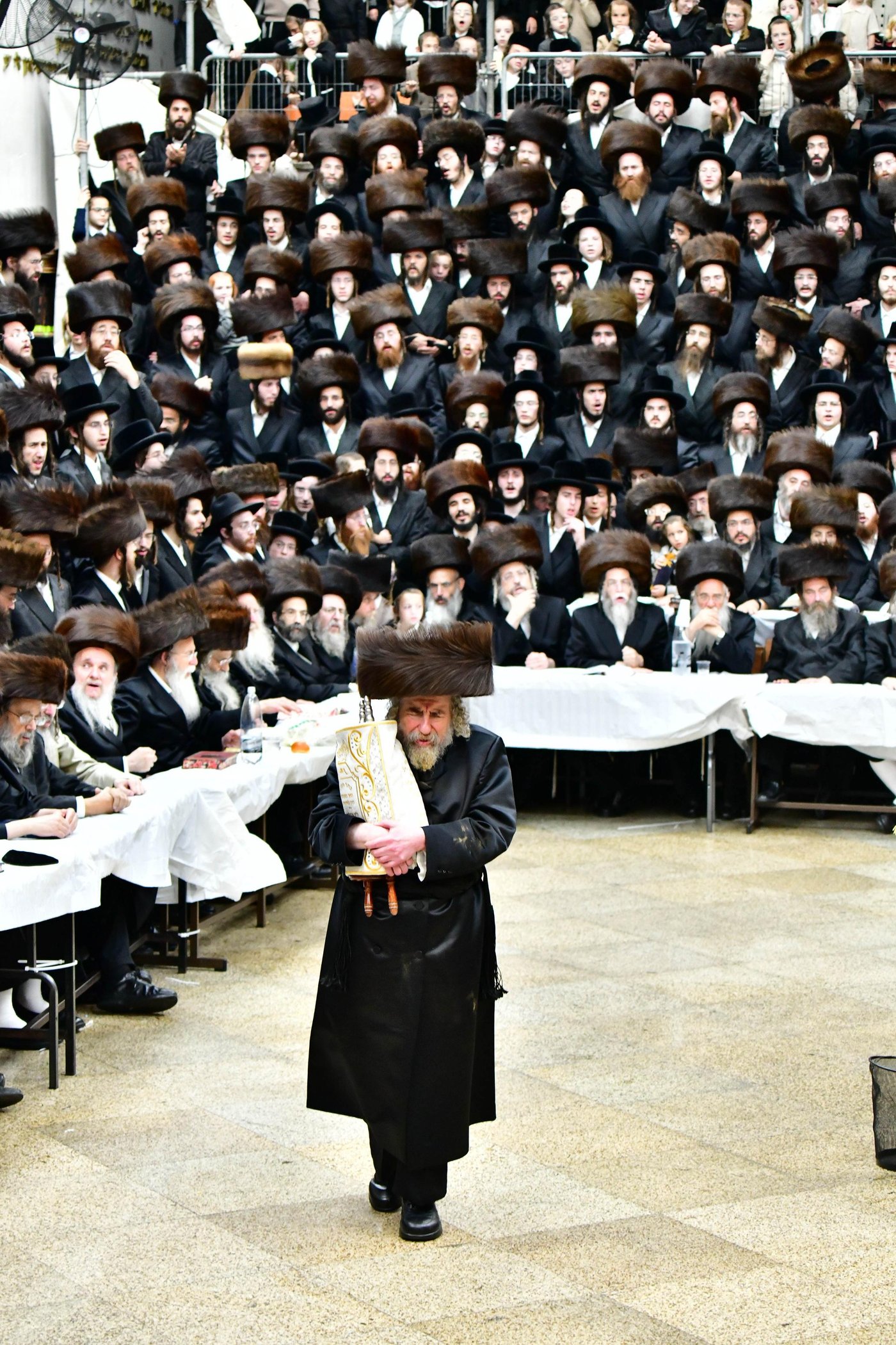הקפות שניות בחצר הקודש רחמסטריווקא | צילום: שוקי לרר