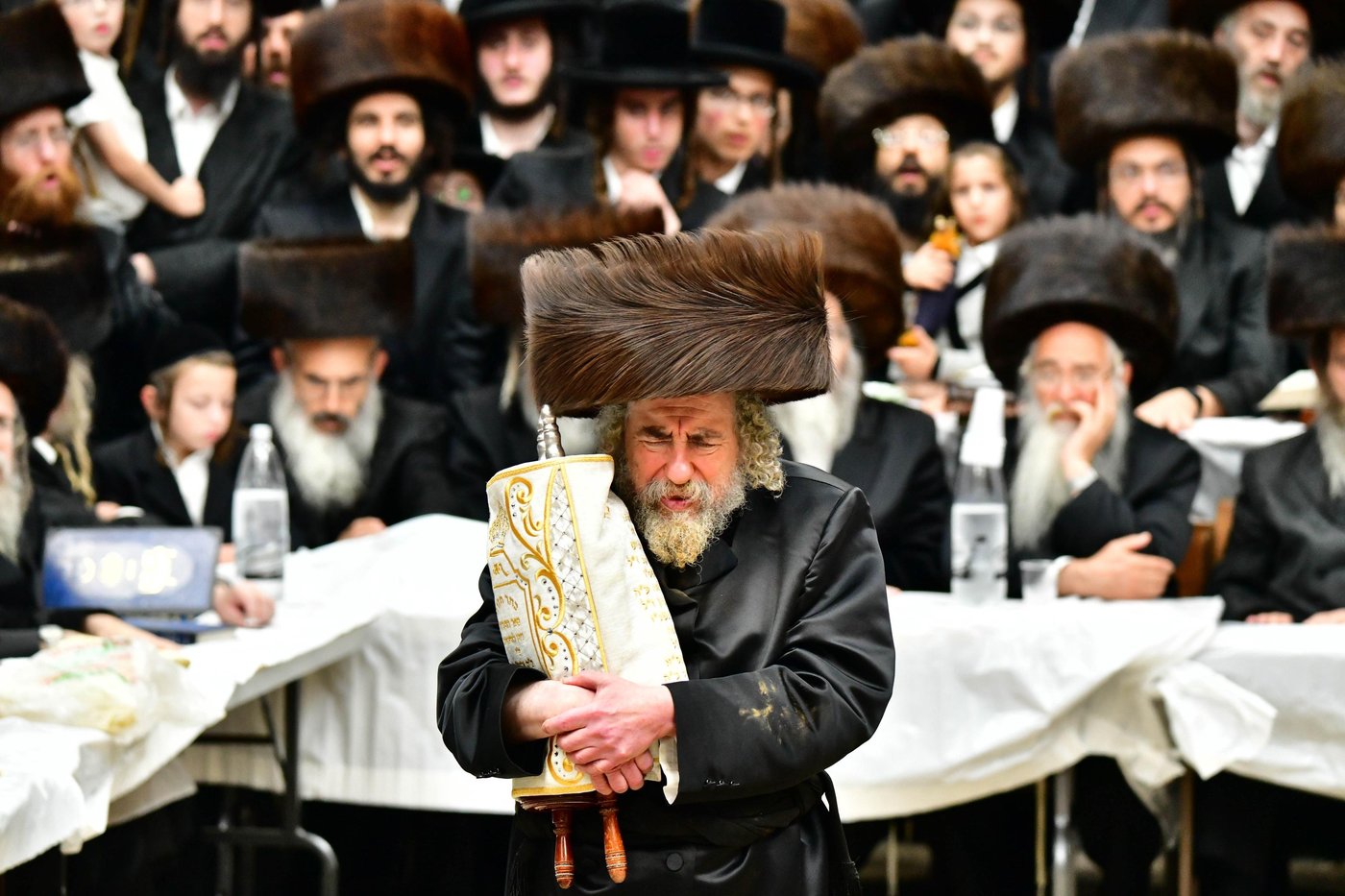 הקפות שניות בחצר הקודש רחמסטריווקא | צילום: שוקי לרר