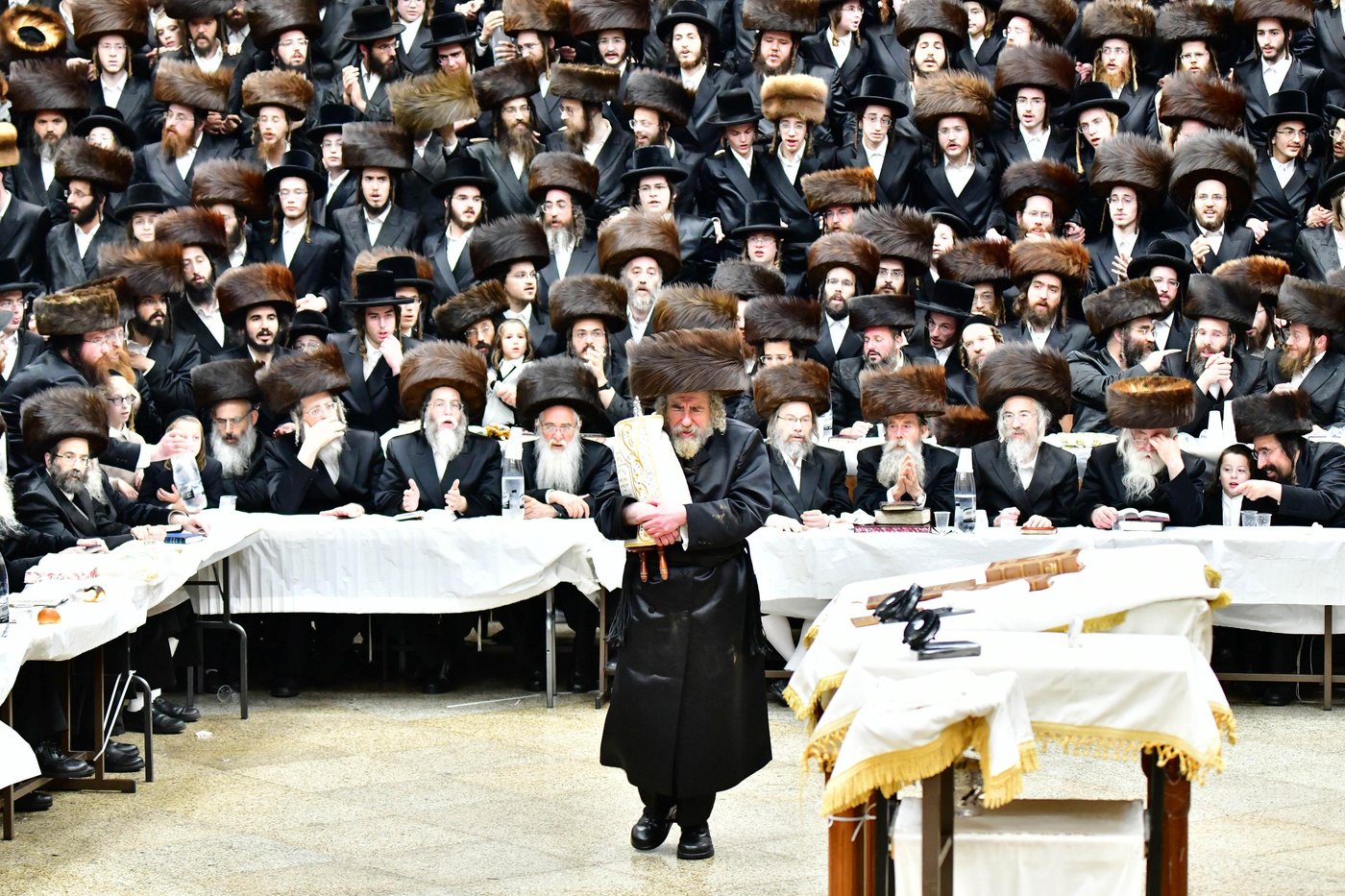 הקפות שניות בחצר הקודש רחמסטריווקא | צילום: שוקי לרר