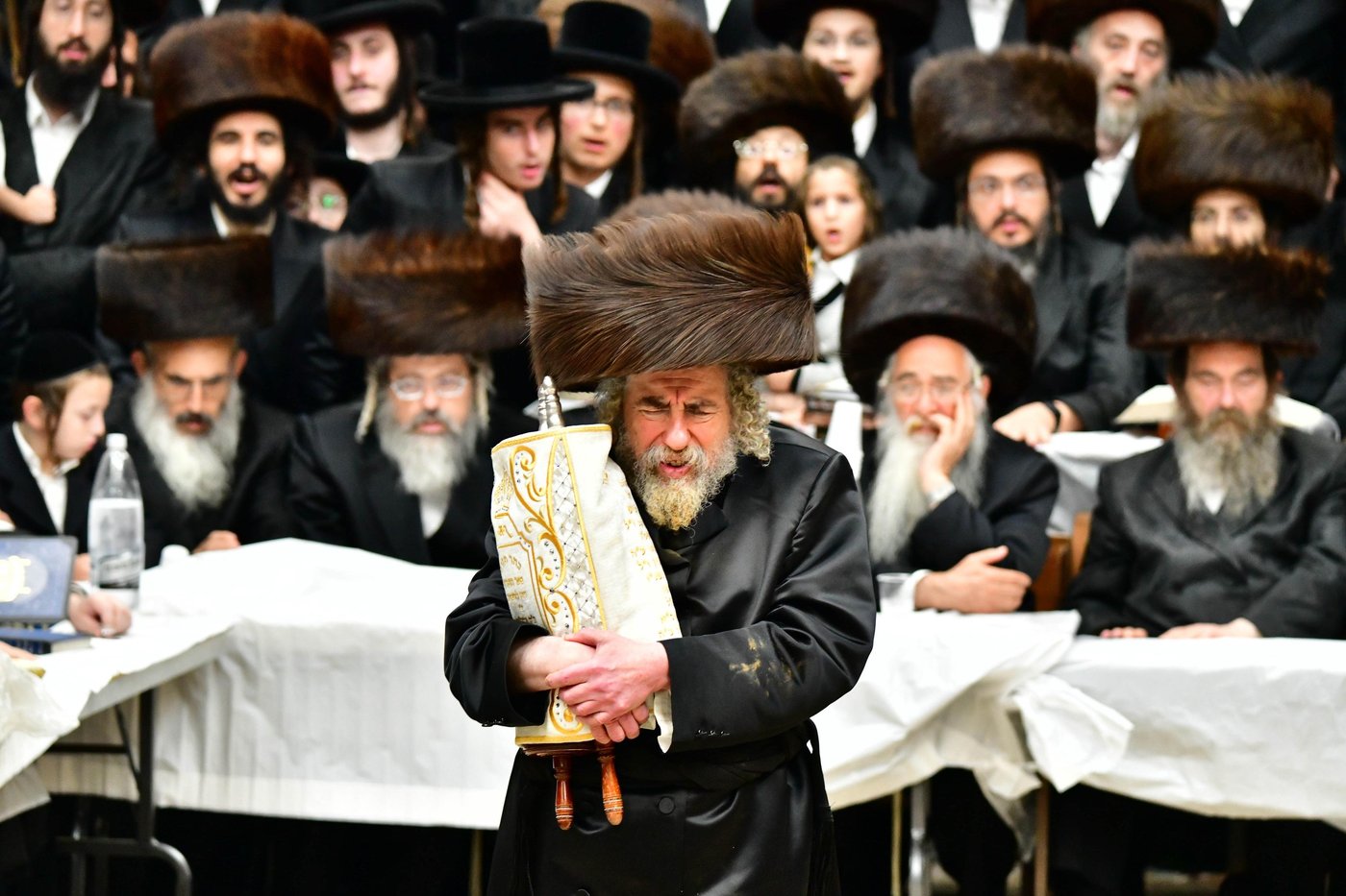 הקפות שניות בחצר הקודש רחמסטריווקא | צילום: שוקי לרר