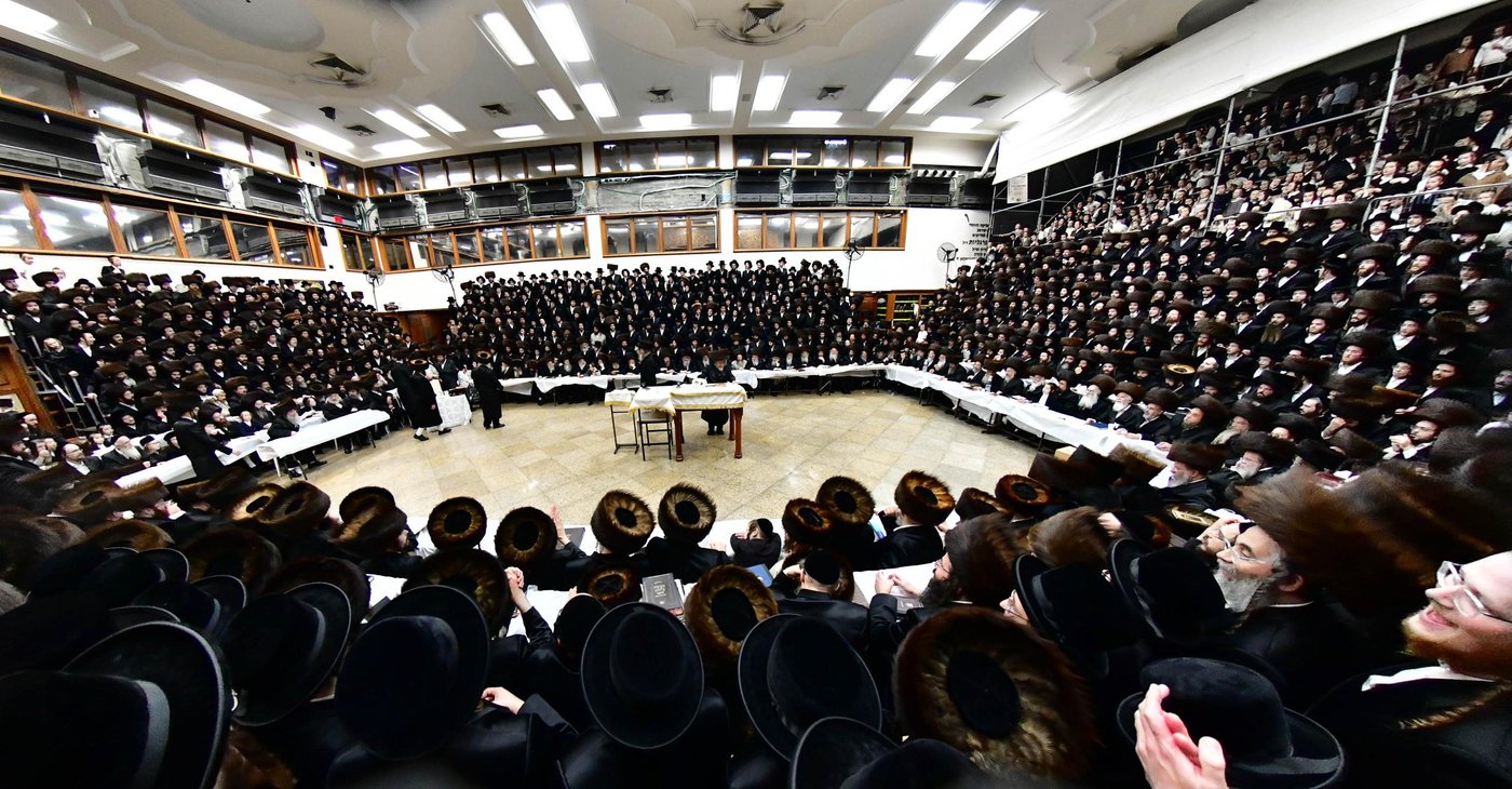 הקפות שניות בחצר הקודש רחמסטריווקא | צילום: שוקי לרר