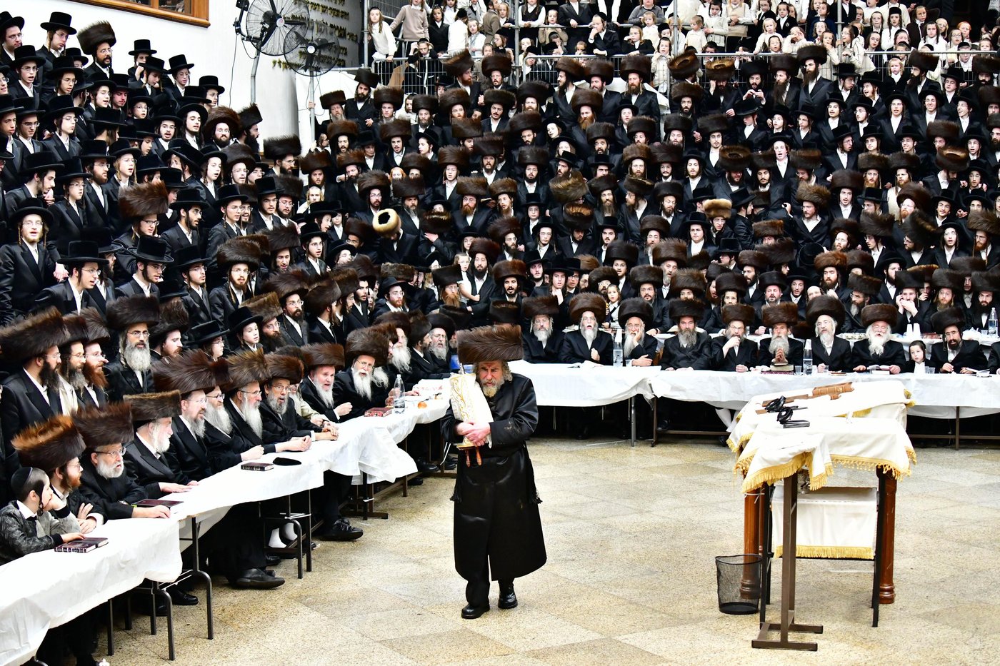 הקפות שניות בחצר הקודש רחמסטריווקא | צילום: שוקי לרר