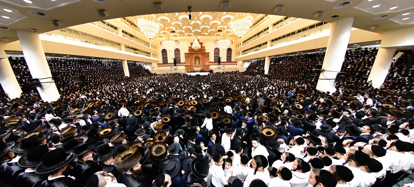 האדמו"ר מויז'ניץ שליט"א בטיש חול המועד סוכות | צילום: שוקי לרר