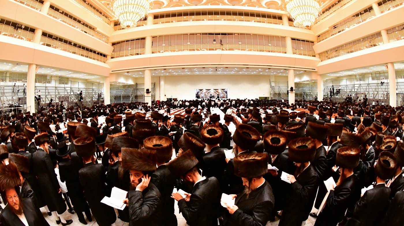 האדמו"ר מויז'ניץ שליט"א בטיש חול המועד סוכות | צילום: שוקי לרר