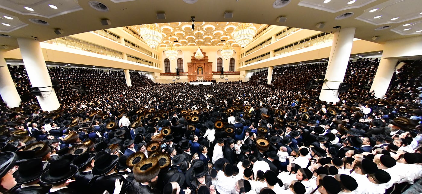 האדמו"ר מויז'ניץ שליט"א בטיש חול המועד סוכות | צילום: שוקי לרר