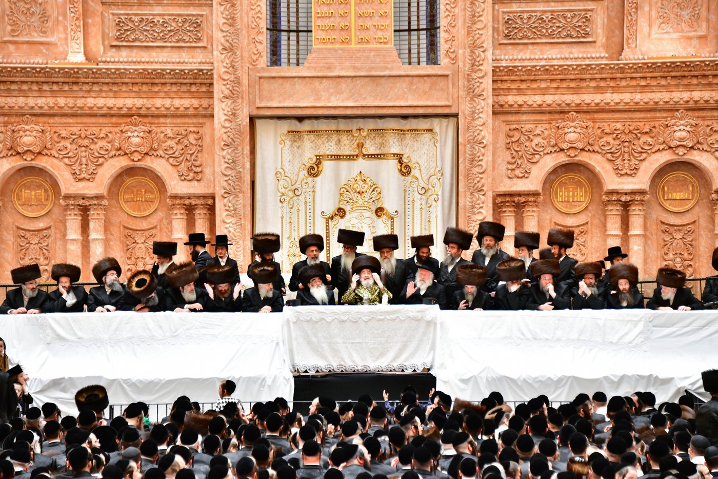 האדמו"ר מויז'ניץ שליט"א בטיש חול המועד סוכות | צילום: שוקי לרר