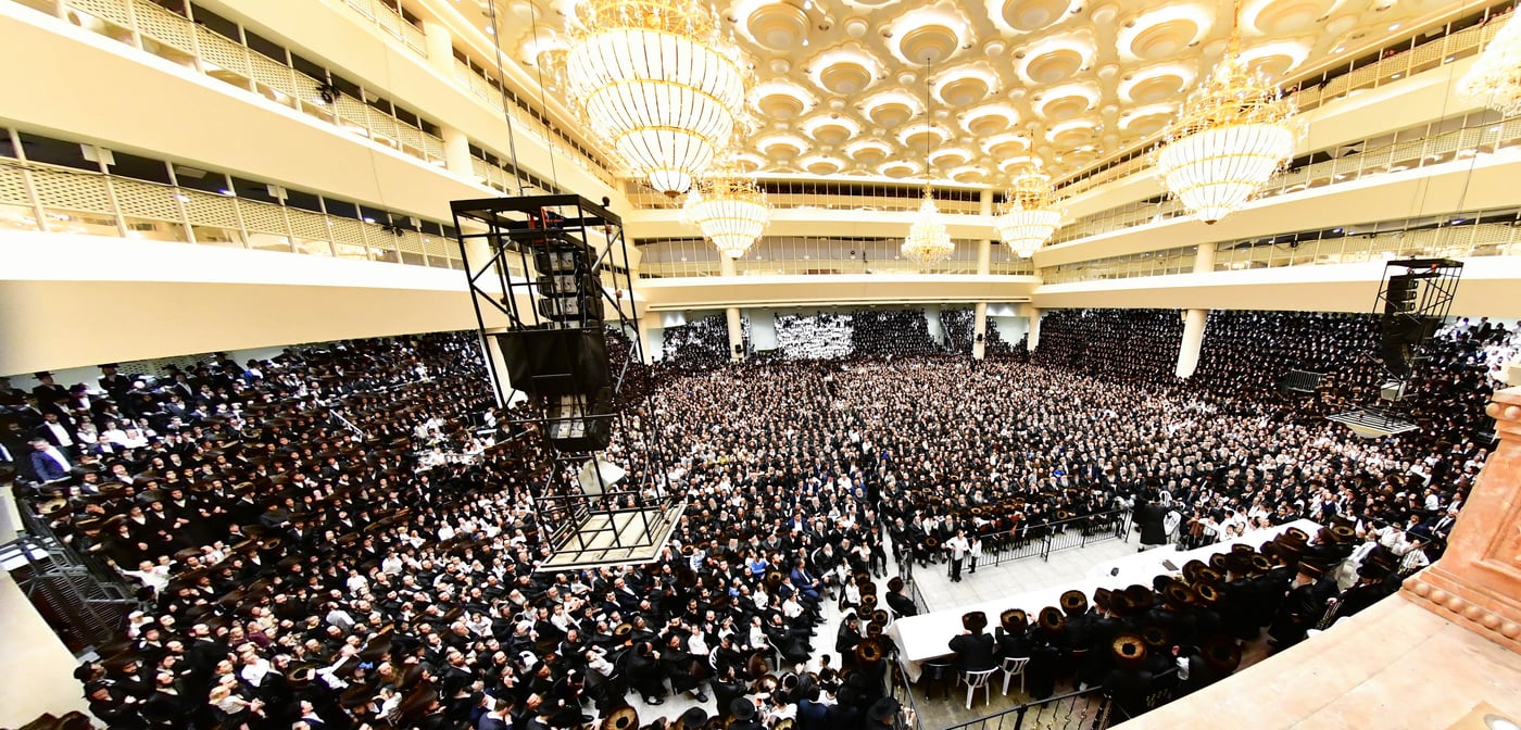 האדמו"ר מויז'ניץ שליט"א בטיש חול המועד סוכות | צילום: שוקי לרר
