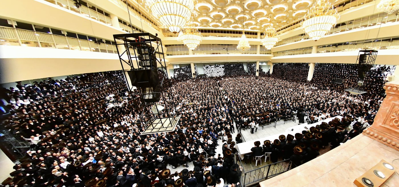 האדמו"ר מויז'ניץ שליט"א בטיש חול המועד סוכות | צילום: שוקי לרר