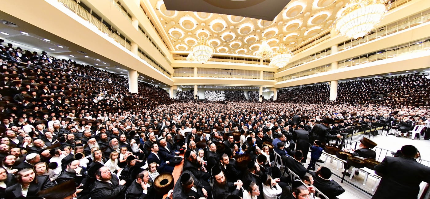 האדמו"ר מויז'ניץ שליט"א בטיש חול המועד סוכות | צילום: שוקי לרר