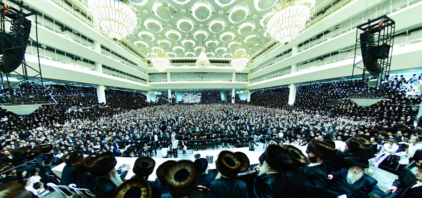 האדמו"ר מויז'ניץ שליט"א בטיש חול המועד סוכות | צילום: שוקי לרר
