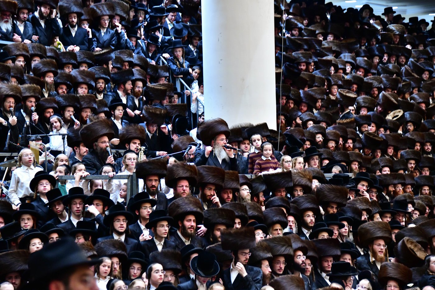 האדמו"ר מויז'ניץ שליט"א בטיש חול המועד סוכות | צילום: שוקי לרר