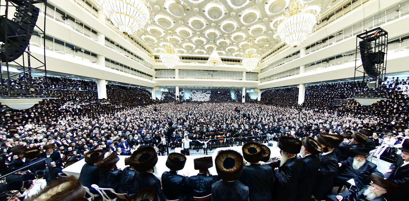 האדמו"ר מויז'ניץ שליט"א בטיש חול המועד סוכות | צילום: שוקי לרר