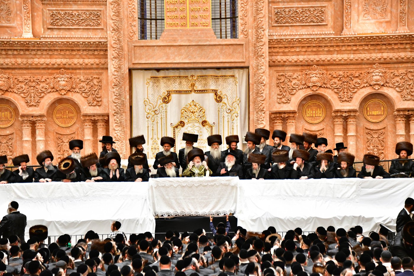 האדמו"ר מויז'ניץ שליט"א בטיש חול המועד סוכות | צילום: שוקי לרר