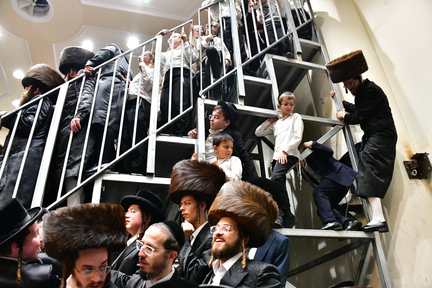 האדמו"ר מויז'ניץ שליט"א בטיש חול המועד סוכות | צילום: שוקי לרר