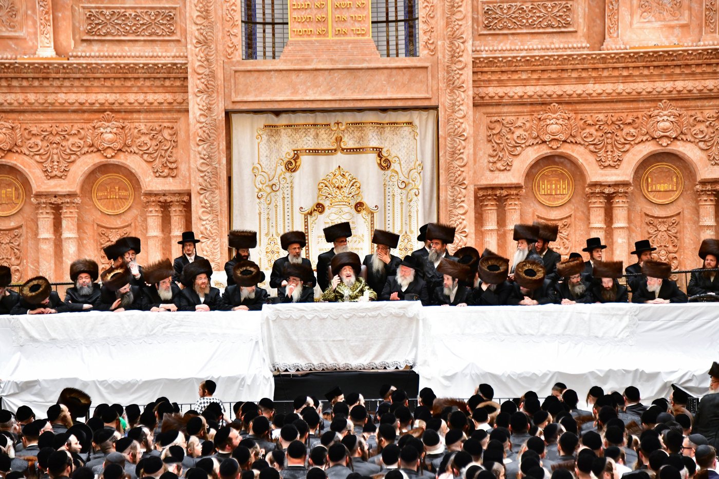 האדמו"ר מויז'ניץ שליט"א בטיש חול המועד סוכות | צילום: שוקי לרר