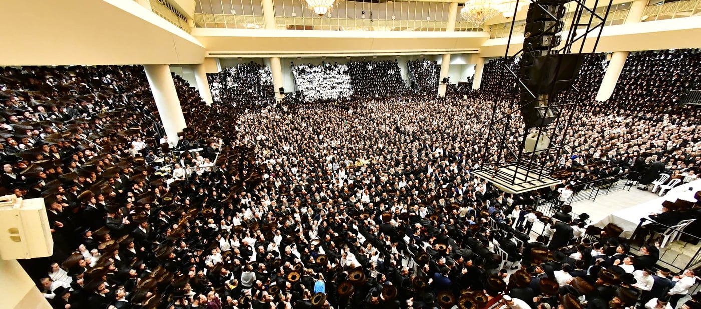 האדמו"ר מויז'ניץ שליט"א בטיש חול המועד סוכות | צילום: שוקי לרר