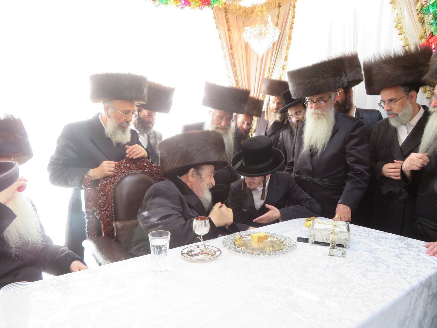 האדמו"ר מויז'ניץ שליט"א בלחיים לרגל נישואי בן הבית | צילום: באדיבות המצלם