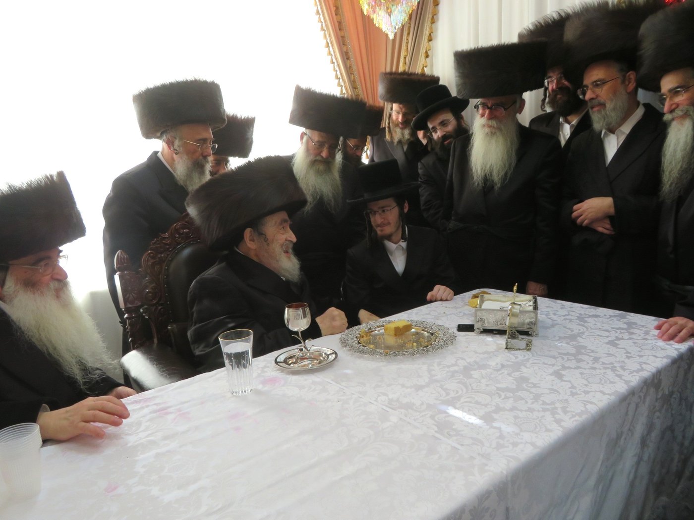 האדמו"ר מויז'ניץ שליט"א בלחיים לרגל נישואי בן הבית | צילום: באדיבות המצלם