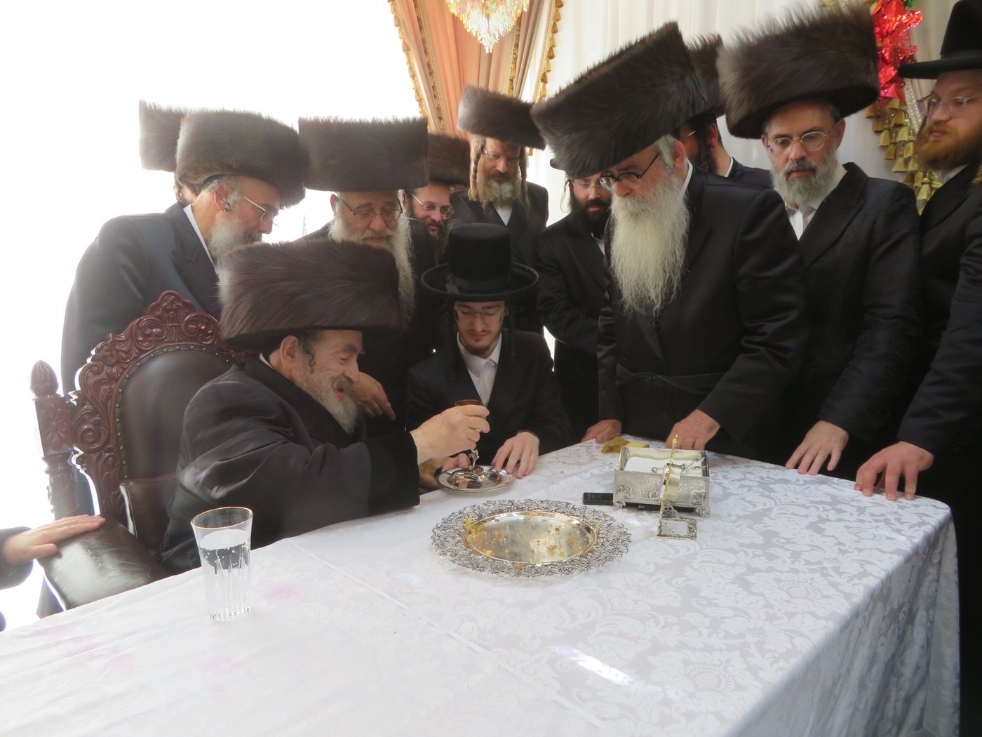 האדמו"ר מויז'ניץ שליט"א בלחיים לרגל נישואי בן הבית | צילום: באדיבות המצלם