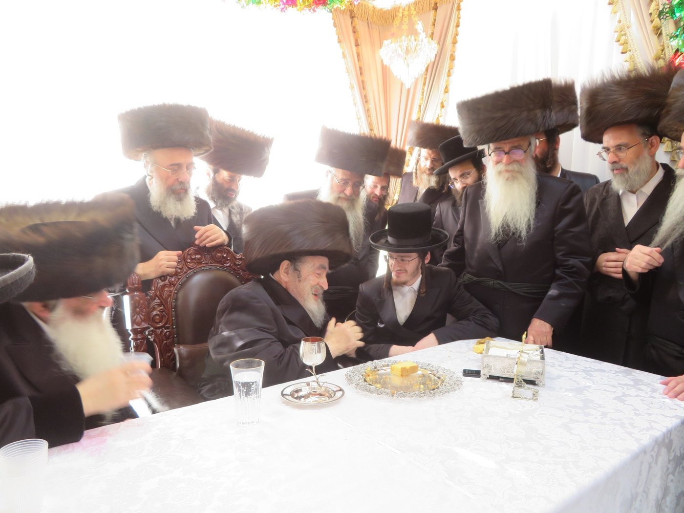האדמו"ר מויז'ניץ שליט"א בלחיים לרגל נישואי בן הבית | צילום: באדיבות המצלם
