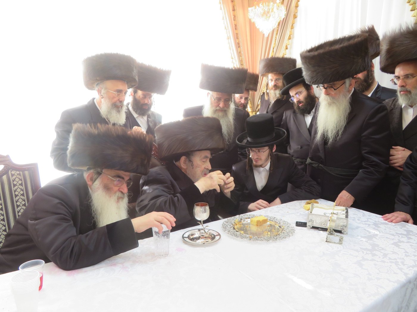 האדמו"ר מויז'ניץ שליט"א בלחיים לרגל נישואי בן הבית | צילום: באדיבות המצלם