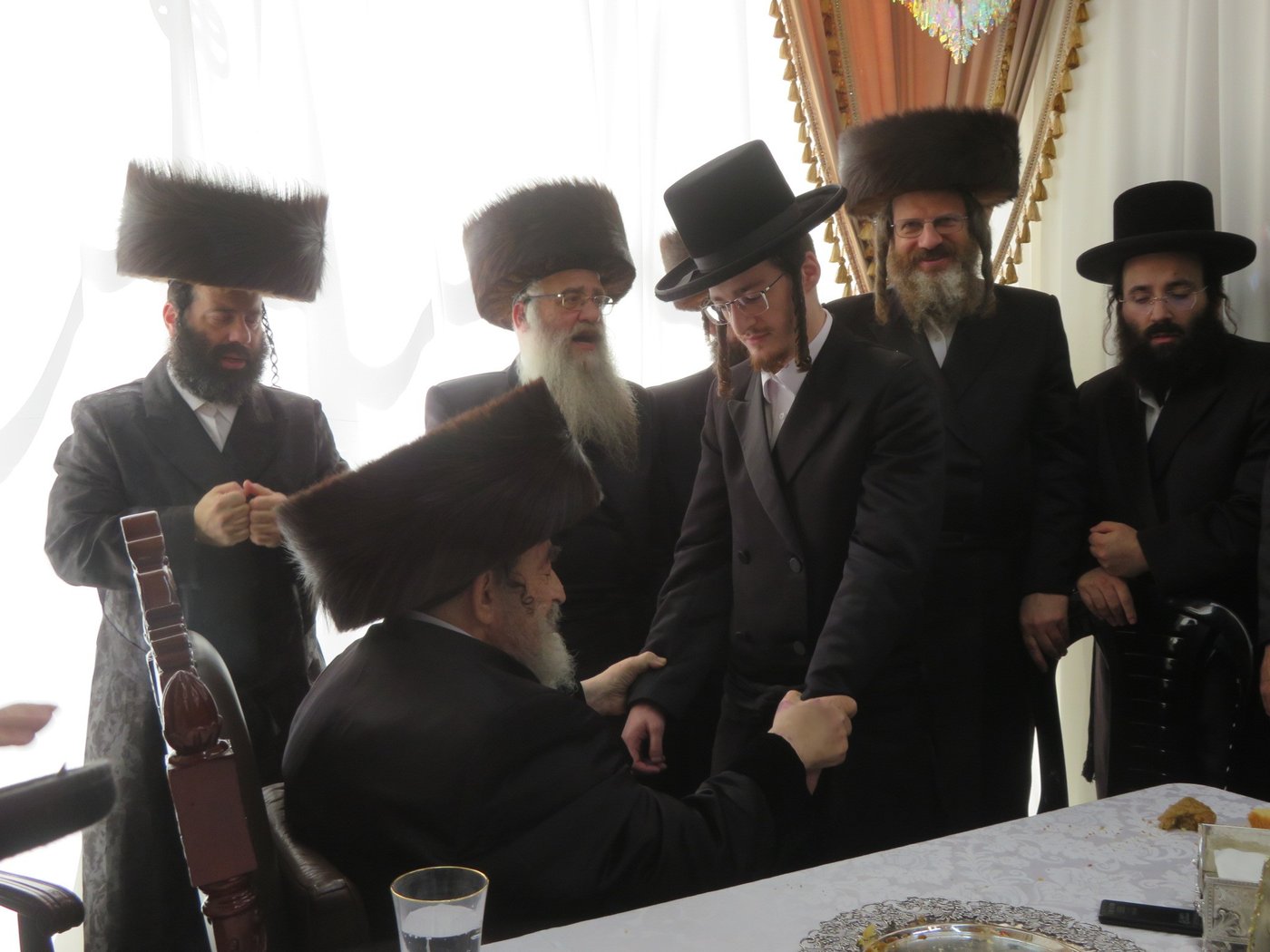 האדמו"ר מויז'ניץ שליט"א בלחיים לרגל נישואי בן הבית | צילום: באדיבות המצלם