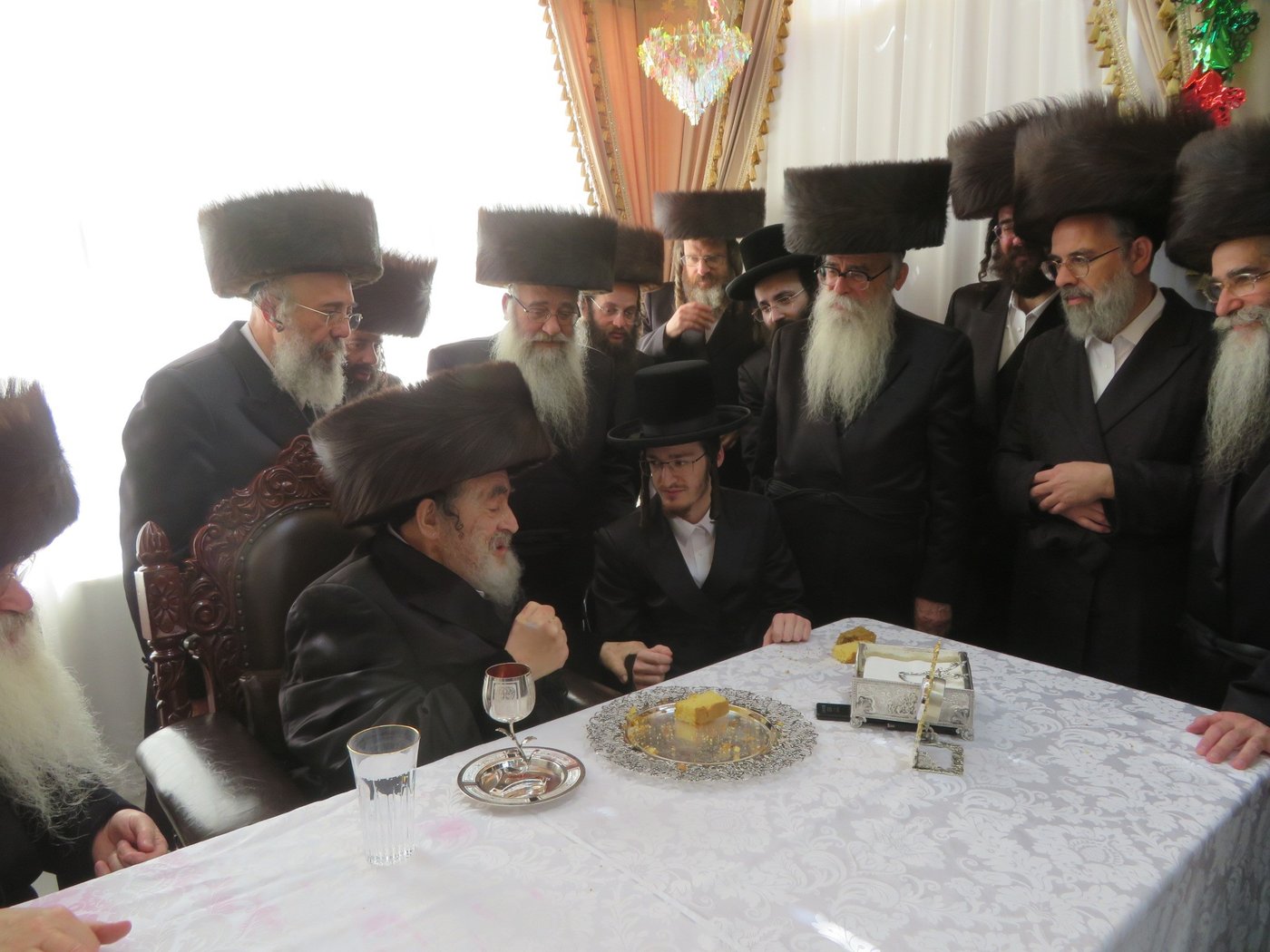 האדמו"ר מויז'ניץ שליט"א בלחיים לרגל נישואי בן הבית | צילום: באדיבות המצלם