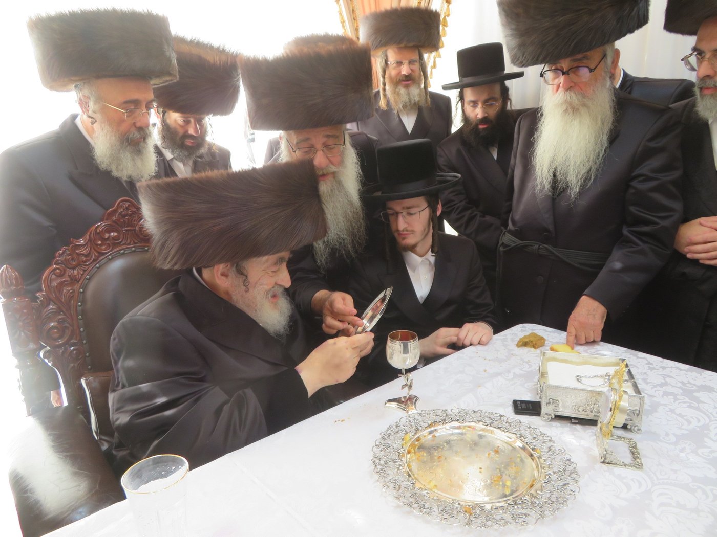 האדמו"ר מויז'ניץ שליט"א בלחיים לרגל נישואי בן הבית | צילום: באדיבות המצלם
