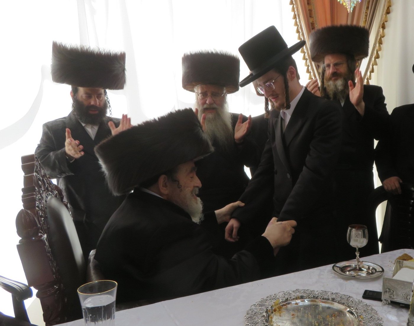 האדמו"ר מויז'ניץ שליט"א בלחיים לרגל נישואי בן הבית | צילום: באדיבות המצלם