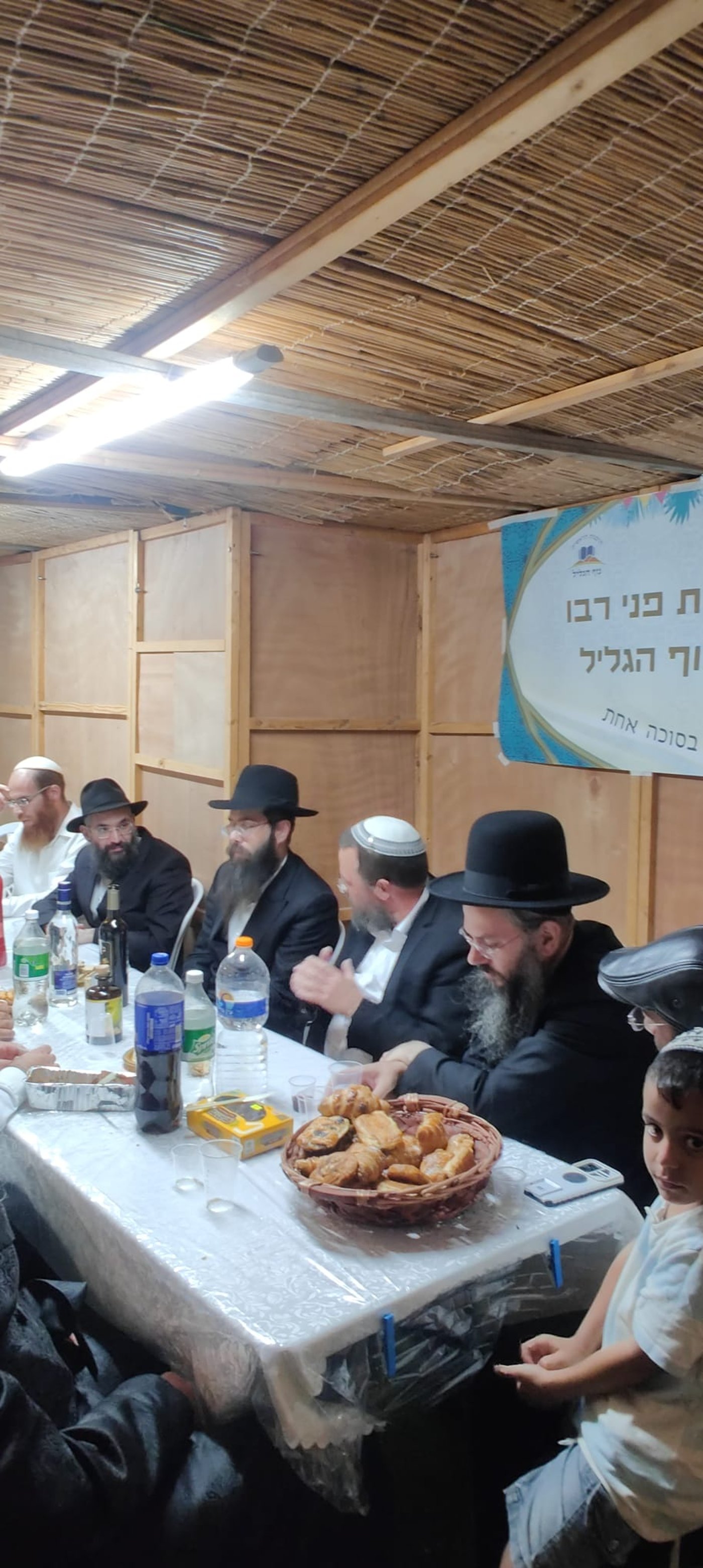 שמחת חג בסוכת הגאון הרב מנחם מנדל נחשון
