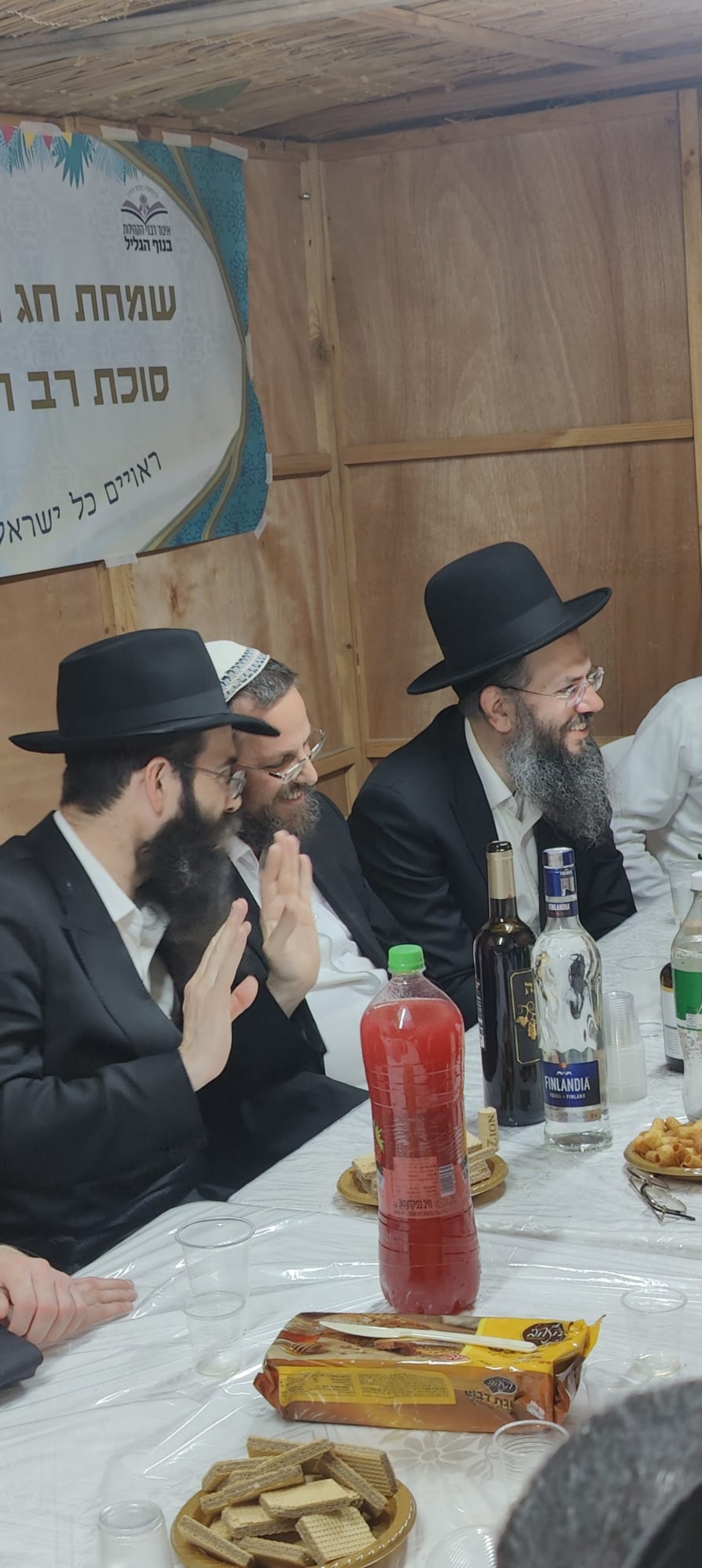 שמחת חג בסוכת הגאון הרב מנחם מנדל נחשון
