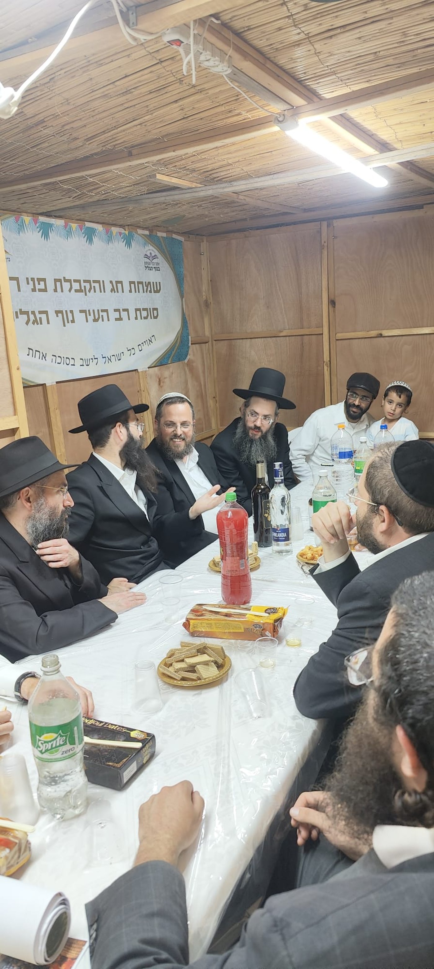 שמחת חג בסוכת הגאון הרב מנחם מנדל נחשון