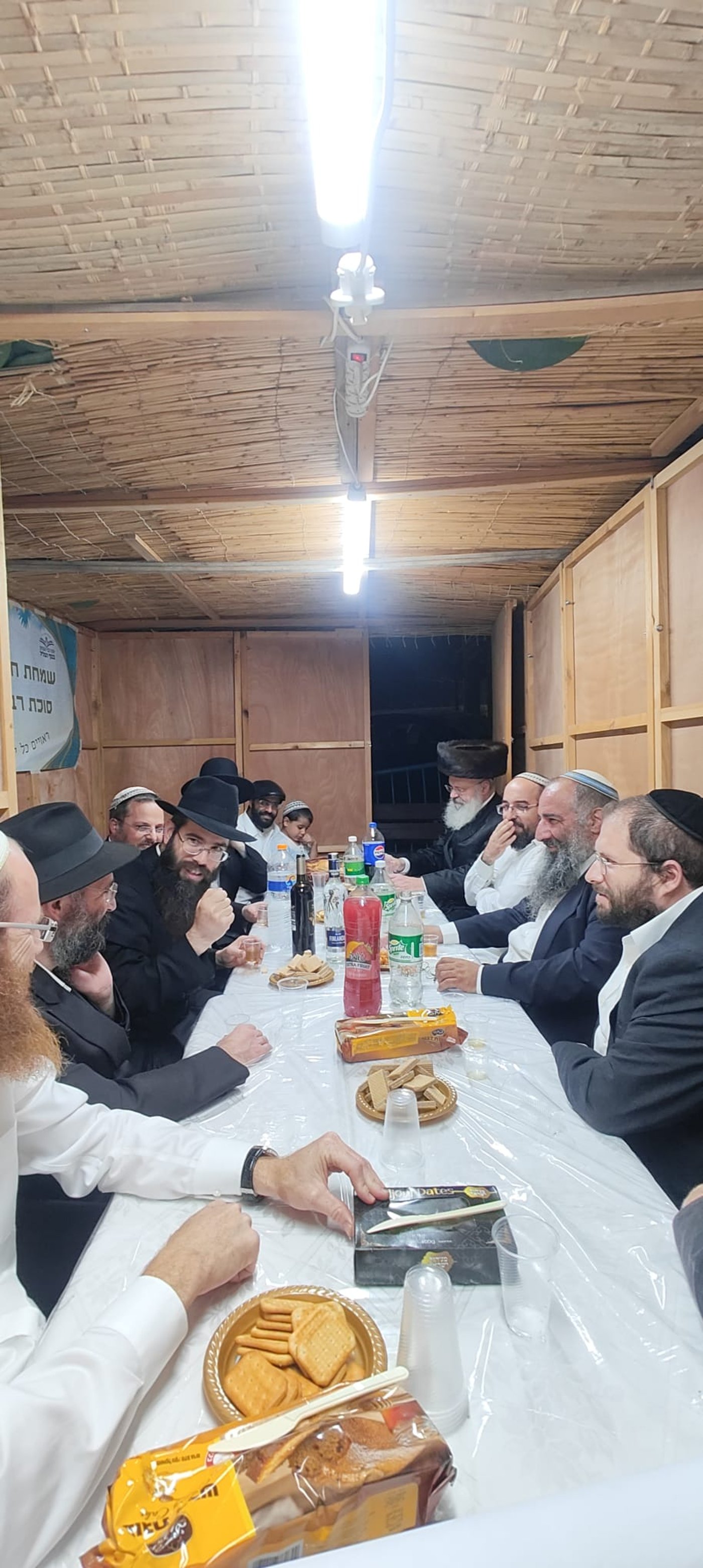 שמחת חג בסוכת הגאון הרב מנחם מנדל נחשון