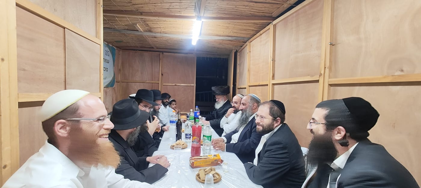 שמחת חג בסוכת הגאון הרב מנחם מנדל נחשון