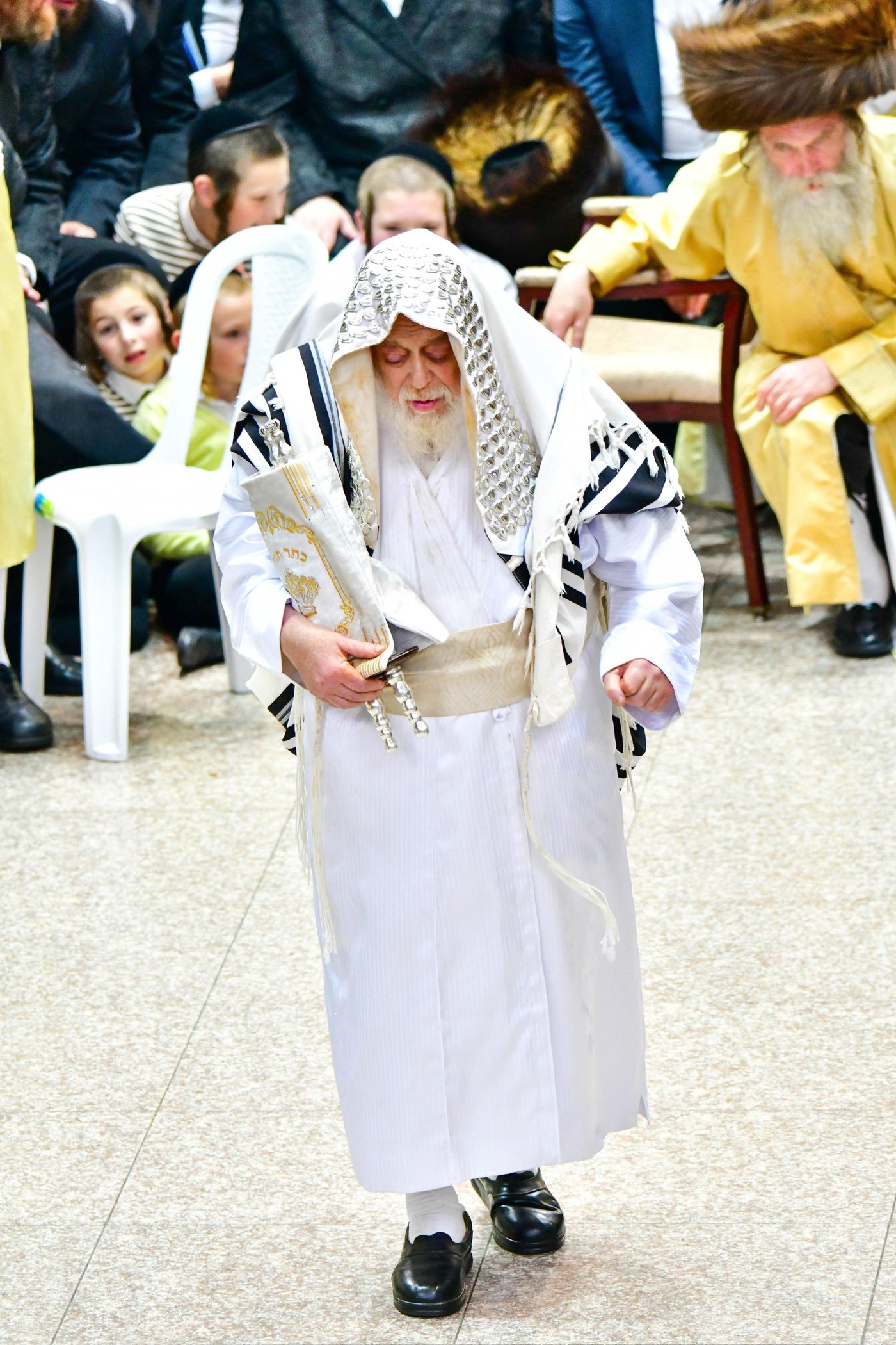 הקפות שניות בחצר הקודש תולדות אהרן | צילום: שוקי לרר