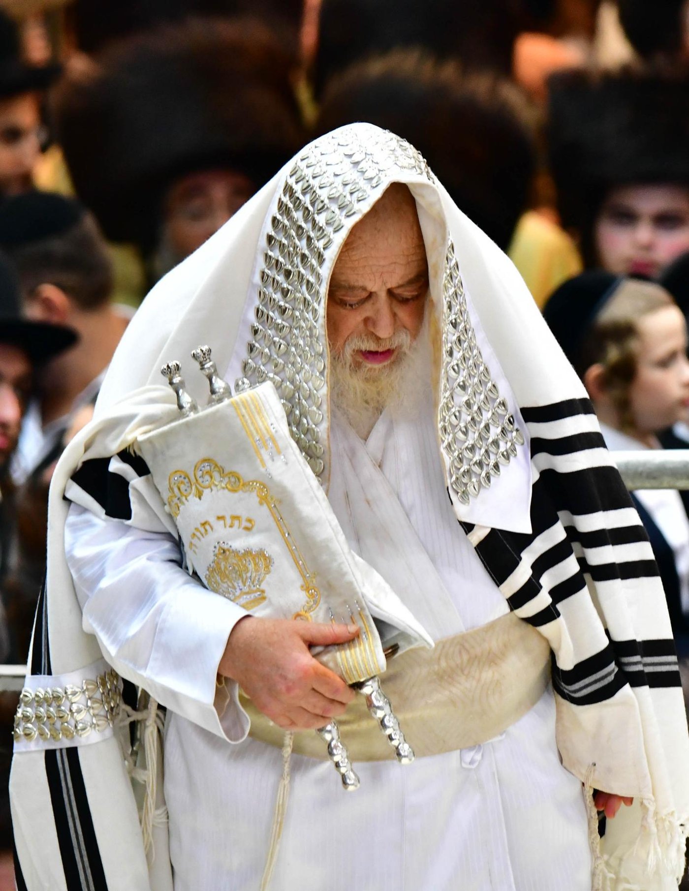 הקפות שניות בחצר הקודש תולדות אהרן | צילום: שוקי לרר