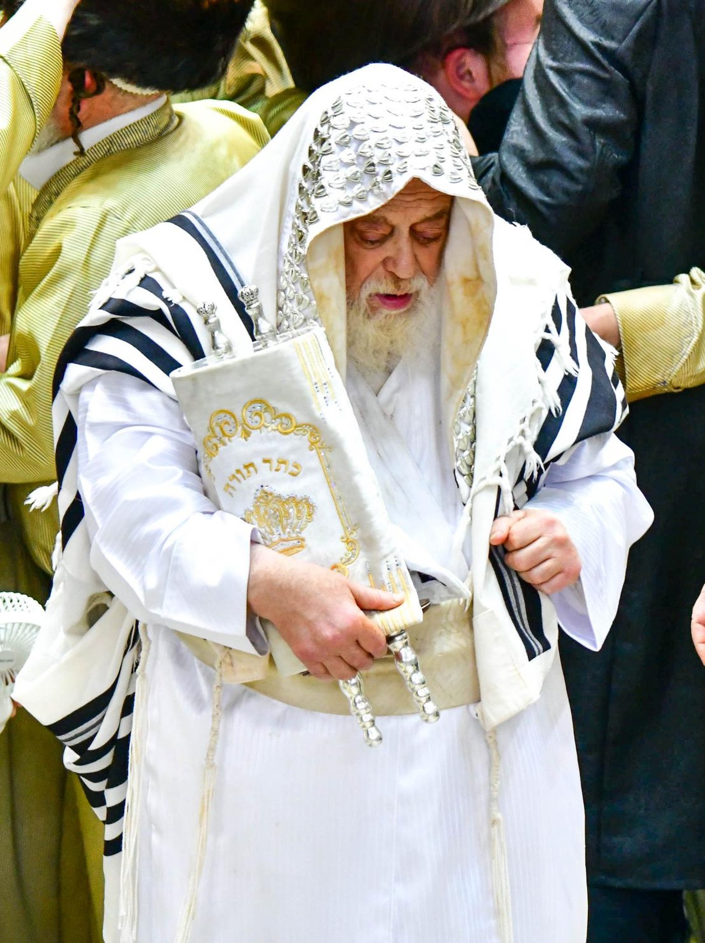 הקפות שניות בחצר הקודש תולדות אהרן | צילום: שוקי לרר