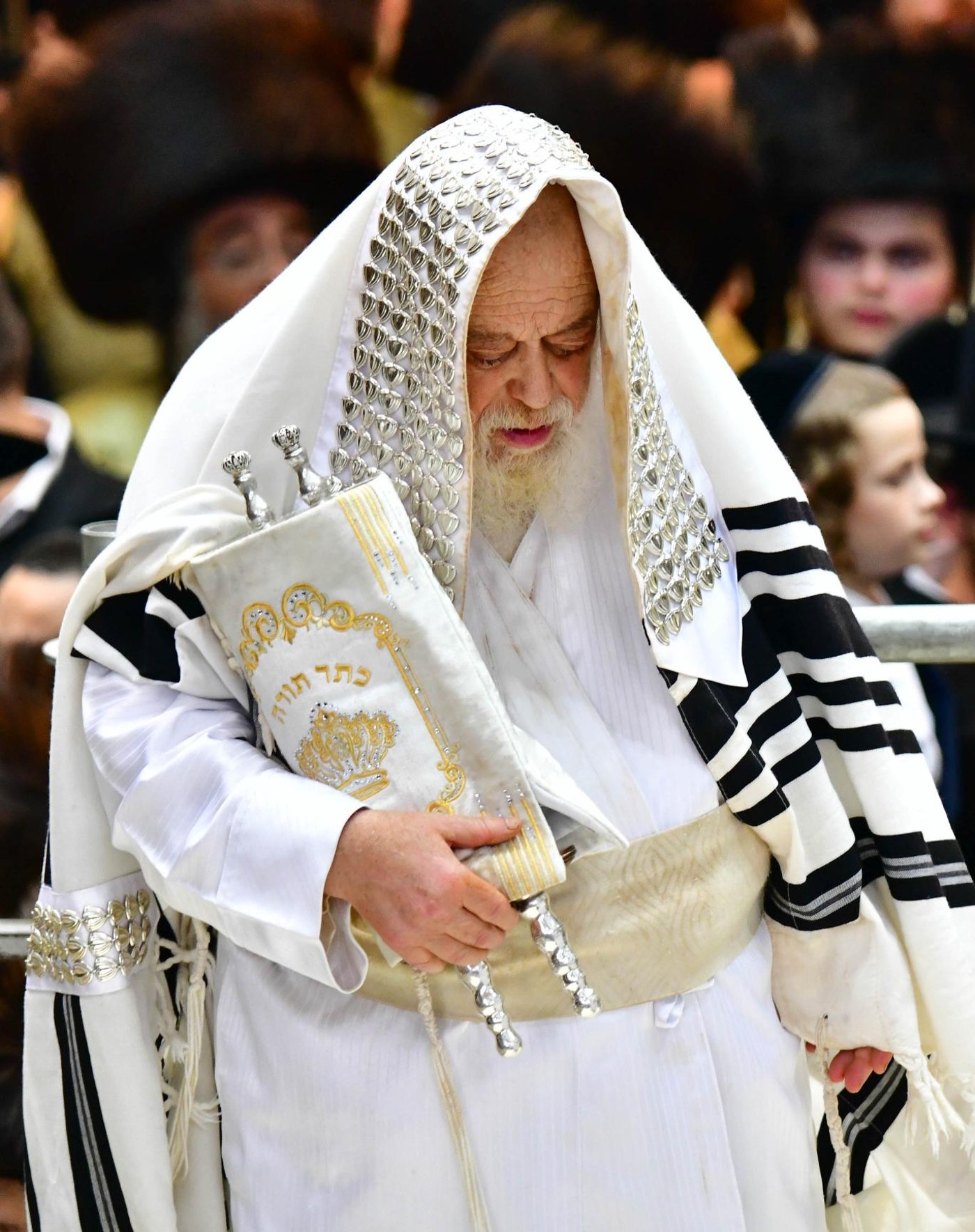 הקפות שניות בחצר הקודש תולדות אהרן | צילום: שוקי לרר