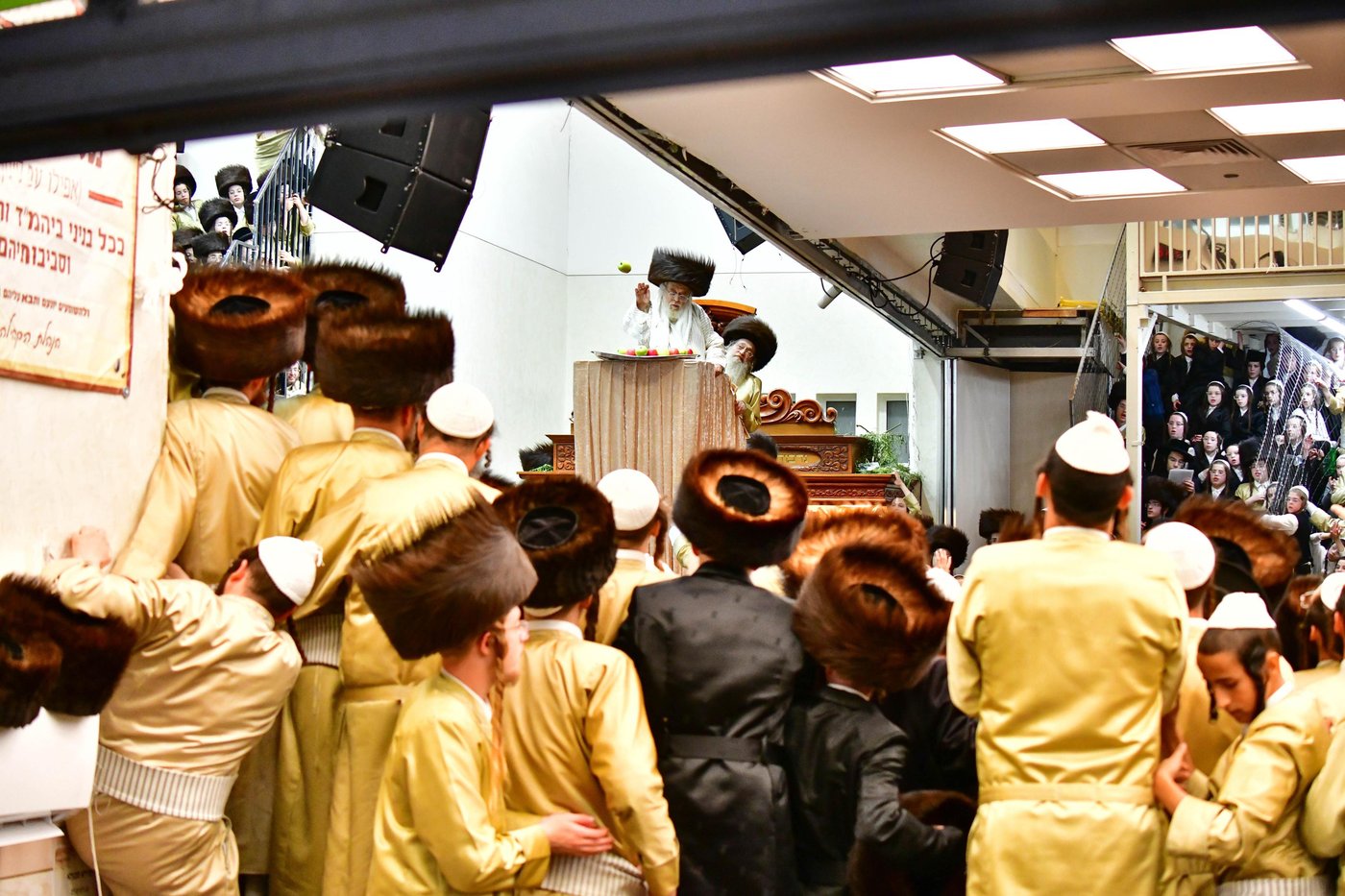 הקפות שניות בחצר הקודש תולדות אהרן | צילום: שוקי לרר