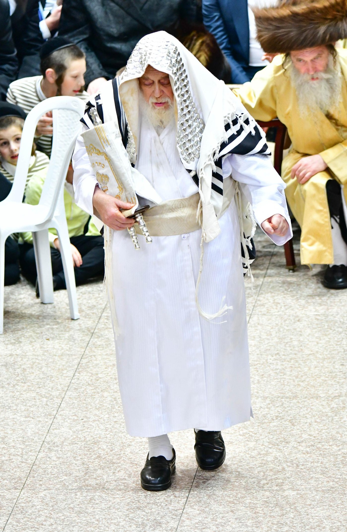 הקפות שניות בחצר הקודש תולדות אהרן | צילום: שוקי לרר